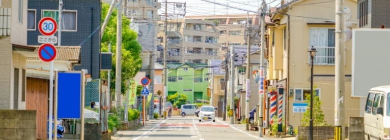 道路沿いの住宅街