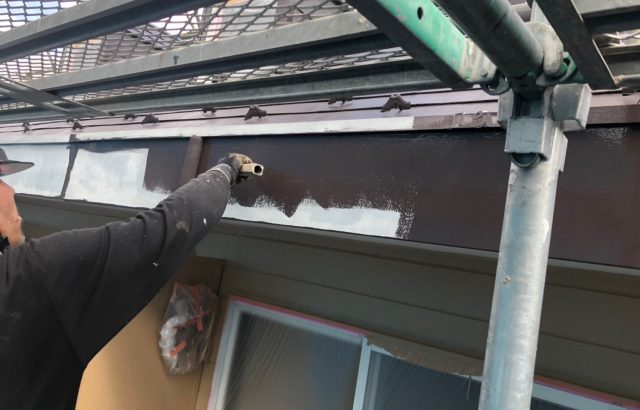 甲府市アパート、外壁･屋根塗装工事 破風、笠木塗装