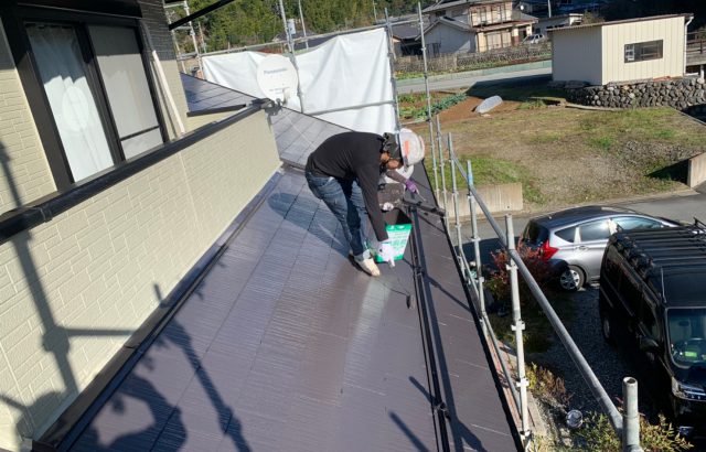 市川三郷町N様邸、外壁･屋根塗装工事 屋根塗装上塗り