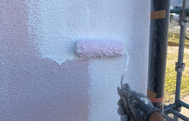 笛吹市F様邸、外壁･屋根塗装工事 外壁塗装下塗り2回目