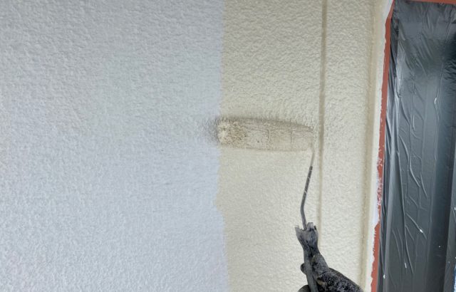 山梨県甲府市のM様邸で外壁塗装、屋根塗装中塗り作業をおこないました。