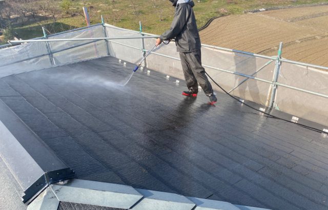 韮崎市A様邸、外壁･屋根塗装 洗浄作業