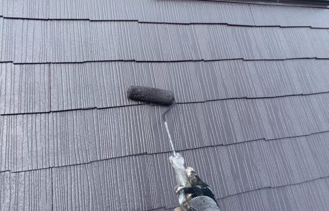 南アルプス市K様邸、外壁・屋根塗装工事 屋根塗装上塗り