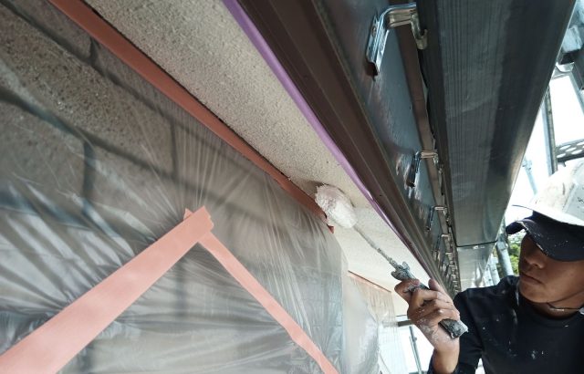 韮崎市S様邸、外壁塗装工事 下塗り2回目