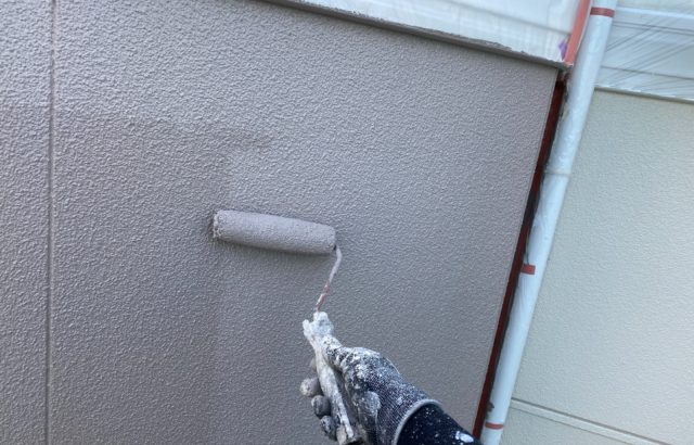甲斐市S様邸、外壁塗装・屋根カバー工事 外壁塗装上塗り