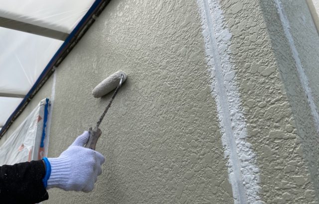 南アルプス市S様邸、外壁・屋根塗装工事 外壁塗装下塗り