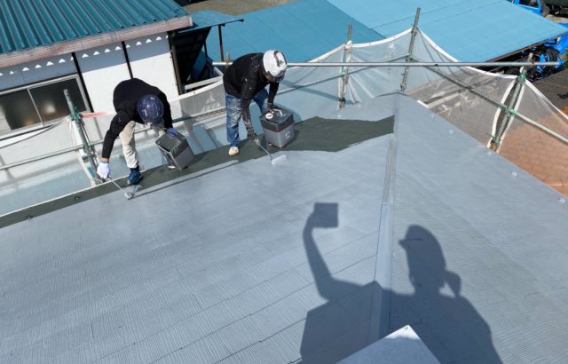 南アルプス市S様邸、外壁・屋根塗装工事 屋根塗装下塗り
