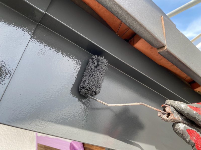 山梨県南アルプス市　付帯部塗装　軒天井と破風板の上塗り