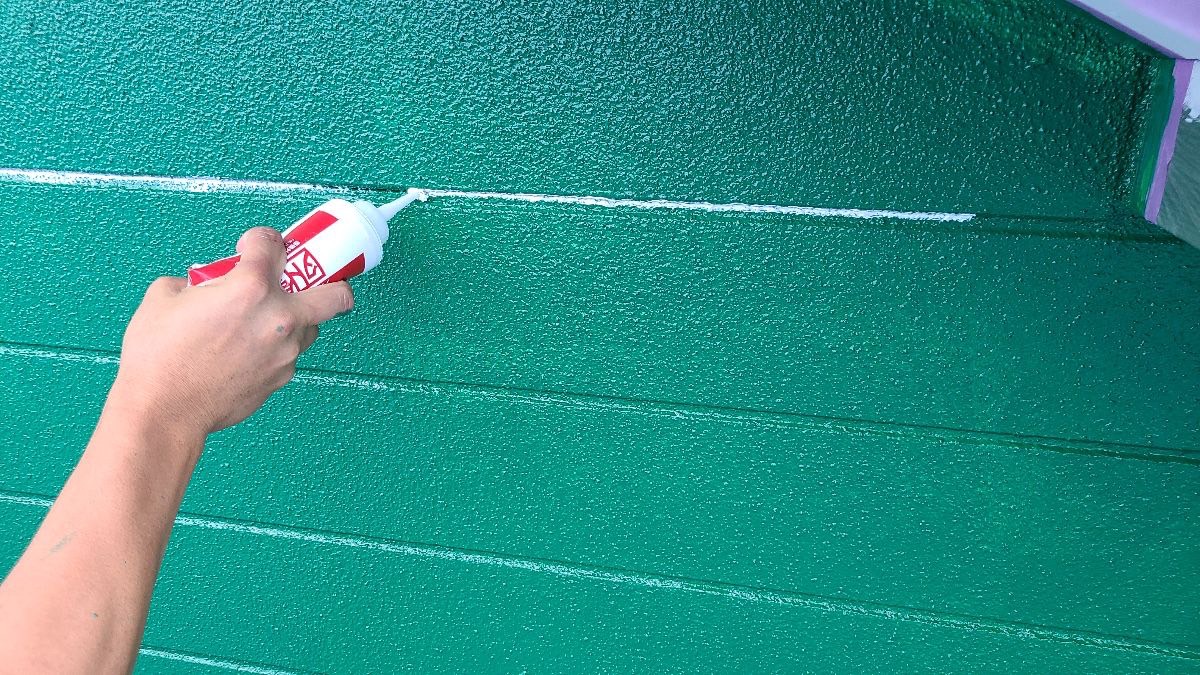 山梨県韮崎市　屋根・外壁塗装工事　外壁シール補修〜シーラー下塗り