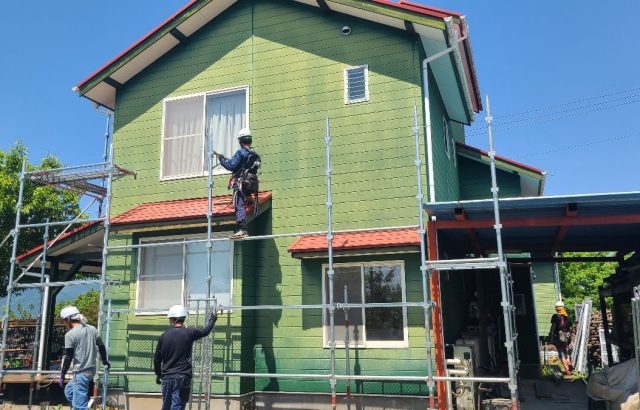 山梨県韮崎市　屋根・外壁塗装工事　施工前と足場組み立て設置