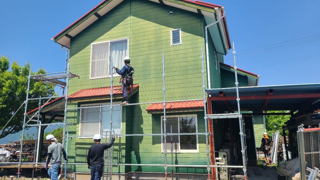 山梨県韮崎市　屋根・外壁塗装工事　施工前と足場組み立て設置