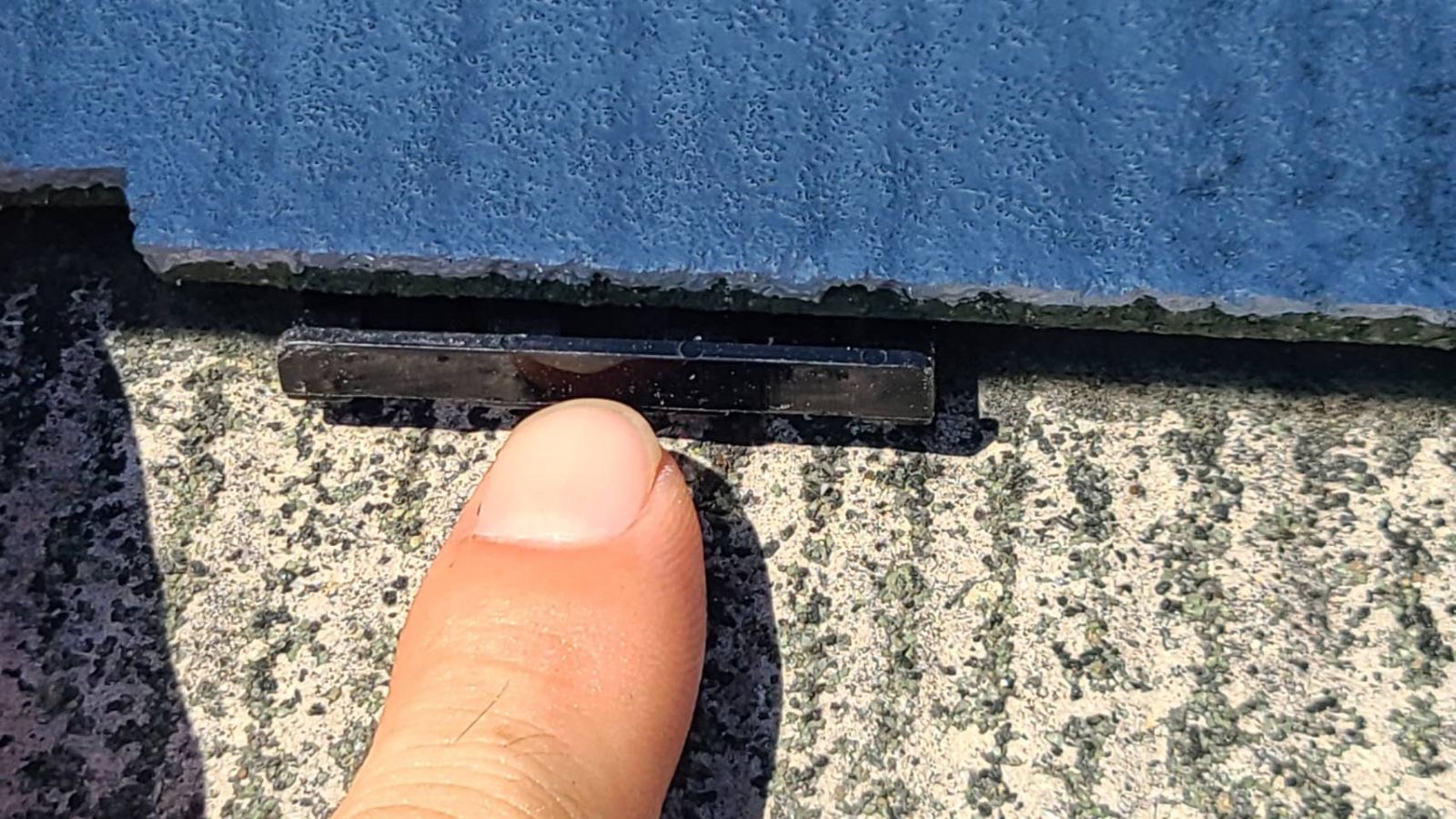 スレート屋根の塗装で行う縁切りとは？タスペーサーや縁切りの必要性を解説