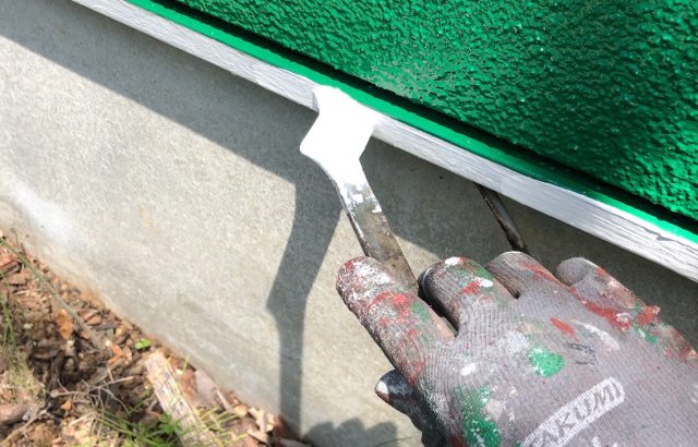 山梨県韮崎市　屋根・外壁塗装工事　破風板と水切りの塗装を行いました！