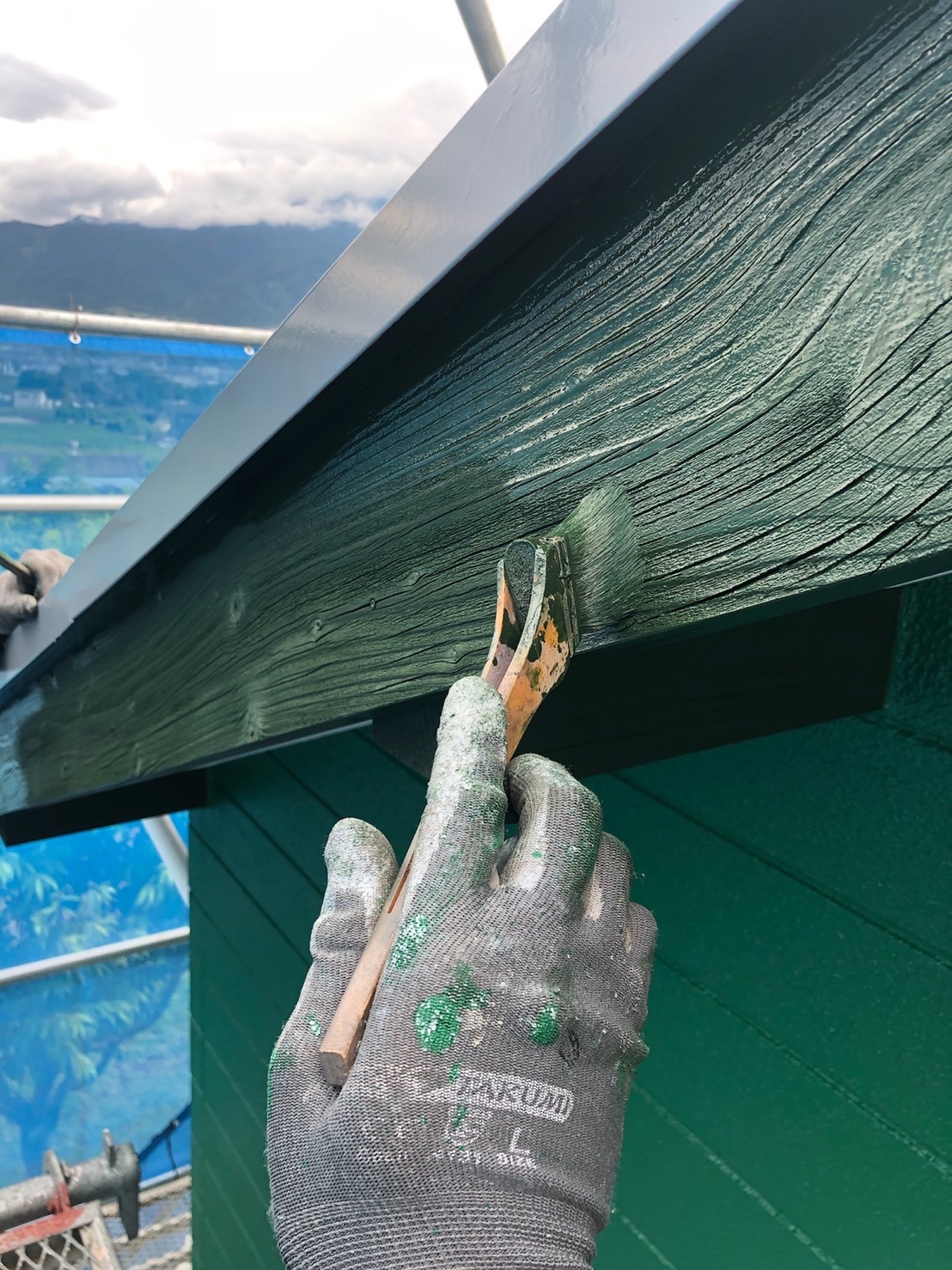 長野県韮崎市　屋根・外壁塗装工事　破風板と水切りの塗装を行いました！