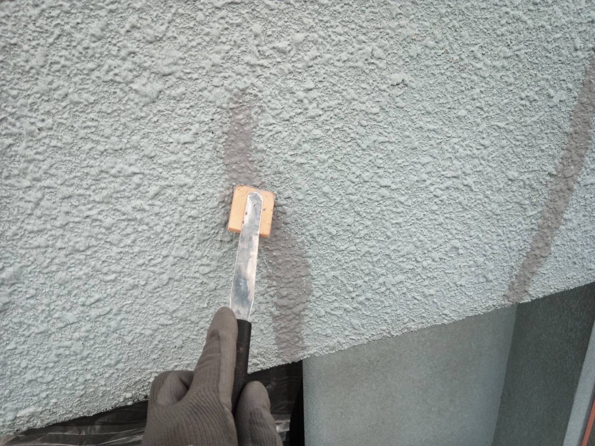 山梨県甲斐市　外壁・屋根塗装工事　外壁クラックのシーリング補修