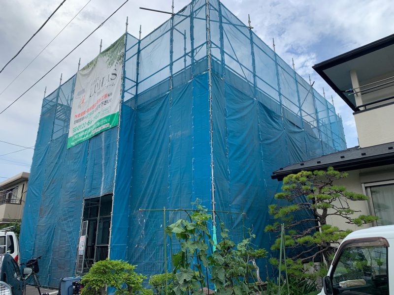 山梨県甲府市　アパート外壁・屋根塗装工事　施工前と足場設置　塗装の必要性とは？