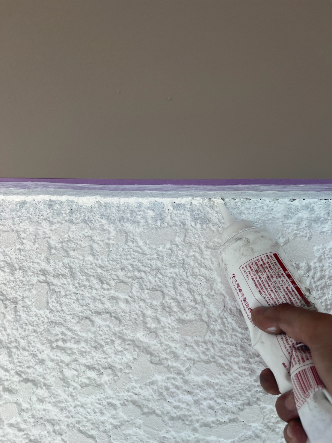 山梨県甲府市　アパート外壁・屋根塗装工事　シーリング処理と外壁の下塗り作業