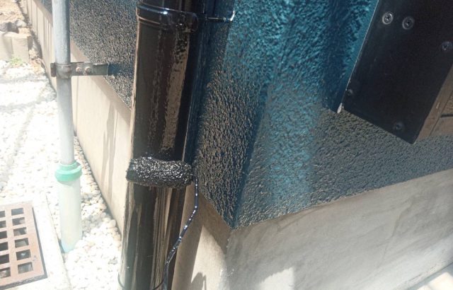 山梨県甲斐市　外壁・屋根塗装工事　雨樋塗装を行いました！雨樋補修も忘れずに！