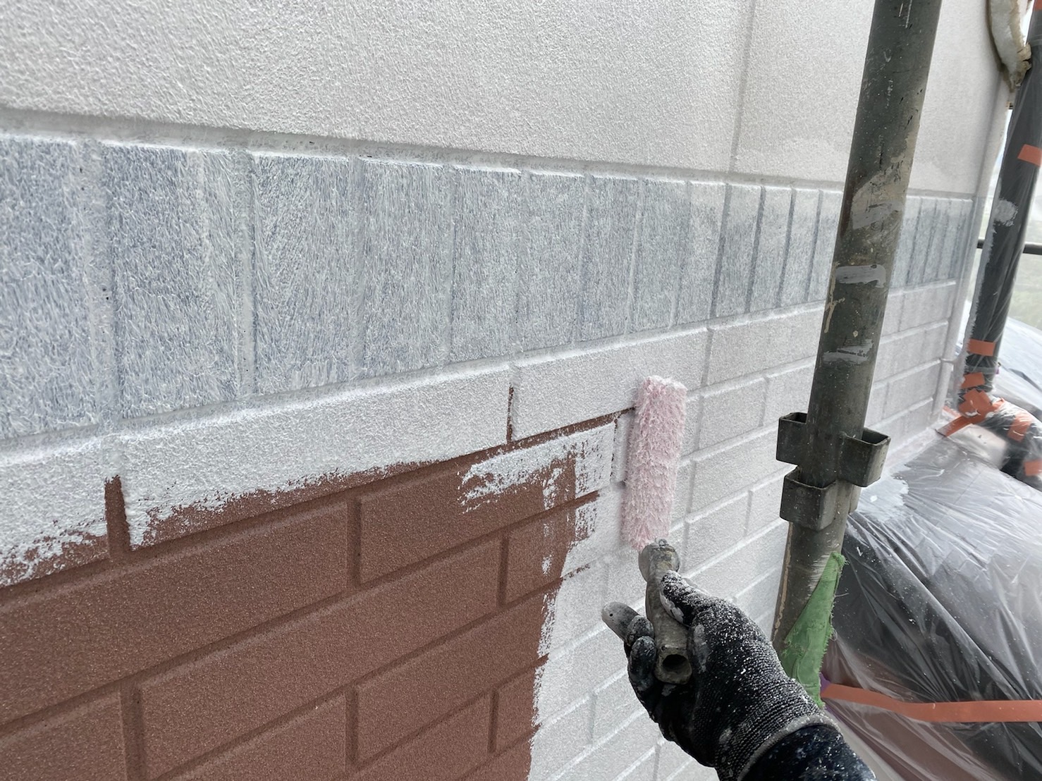 山梨県昭和町　外壁塗装工事　施工前と外壁の下塗り作業