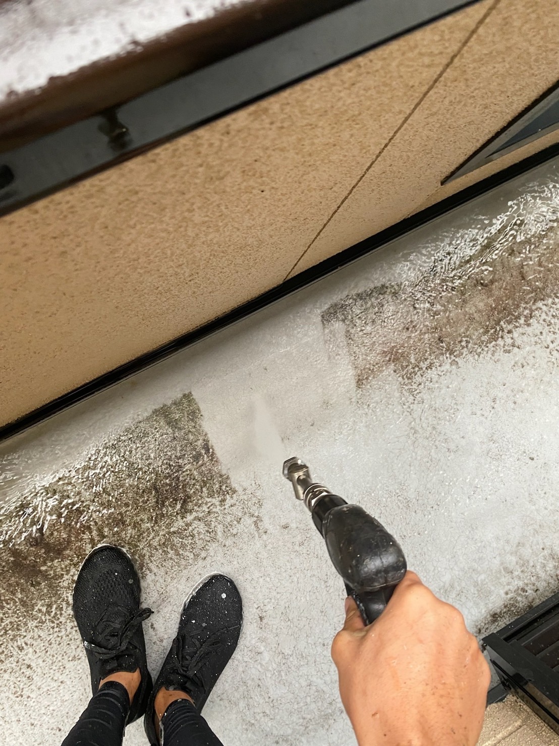 山梨県都留市　外壁・屋根塗装工事　施工前と高圧洗浄作業