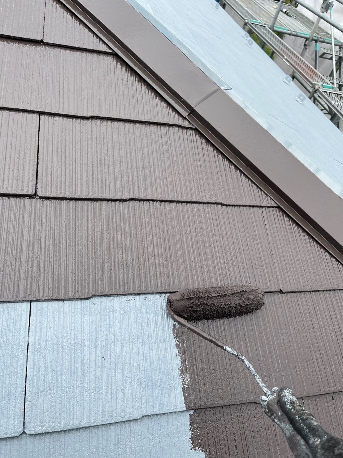 山梨県都留市　外壁・屋根塗装工事　屋根の中塗り～上塗り