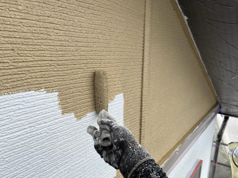 山梨県甲斐市　外壁・屋根塗装工事　外壁の中塗りと上塗りの役割