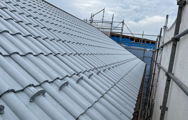 山梨県甲斐市　外壁・屋根塗装工事　セメント瓦の下塗り作業
