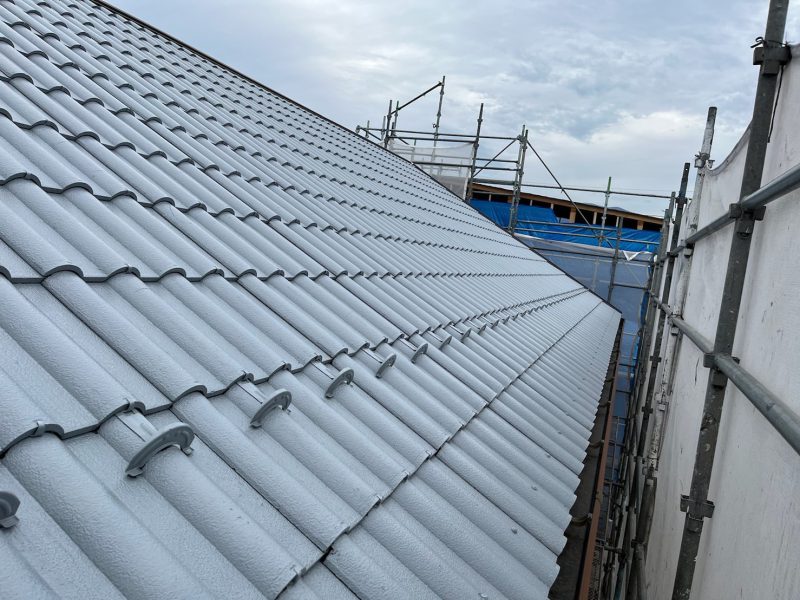 山梨県甲斐市　外壁・屋根塗装工事　セメント瓦の下塗り作業