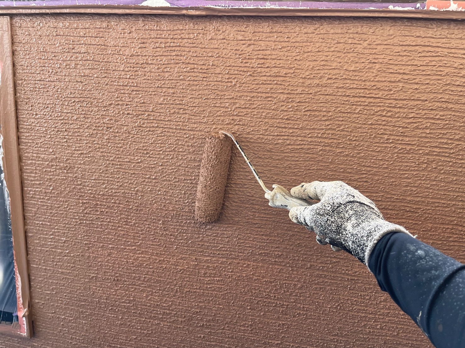 山梨県甲斐市　外壁・屋根塗装工事　外壁の中塗りと上塗りの役割