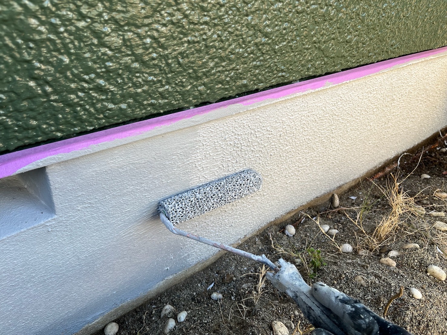 山梨県山梨市　S様邸　屋根・外壁塗装工事　基礎の塗装を行いました！