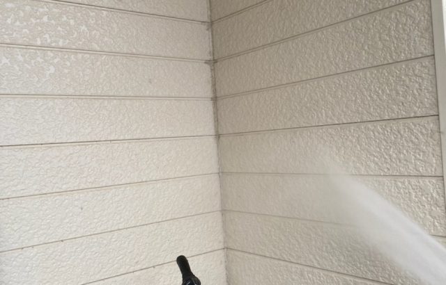 山梨県甲斐市　屋根・外壁塗装工事　目地コーキング打ち替えと高圧洗浄作業