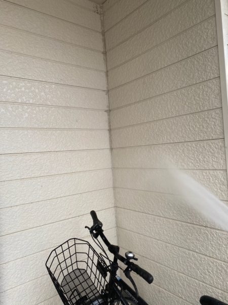 山梨県甲斐市　屋根・外壁塗装工事　目地コーキング打ち替えと高圧洗浄作業