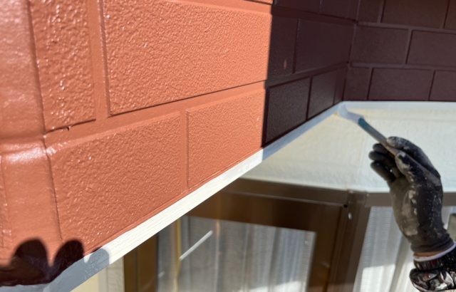 山梨県甲斐市　屋根・外壁塗装工事　付帯部　水切りと霧除けの塗装