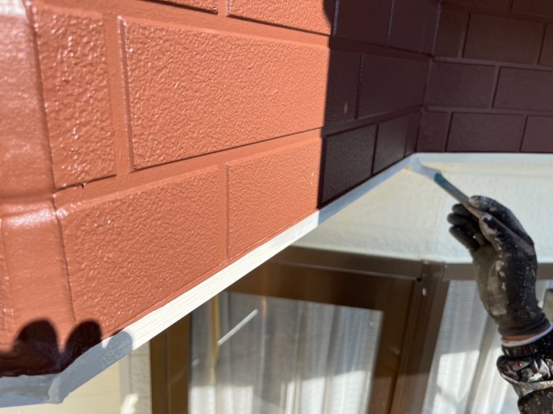 山梨県甲斐市　屋根・外壁塗装工事　付帯部　水切りと霧除けの塗装