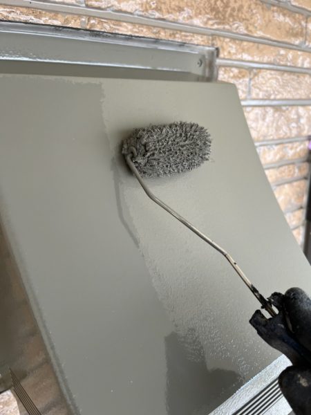 山梨県甲斐市　外壁塗装工事　付帯部　屋外フードの塗装とシーリング打ち
