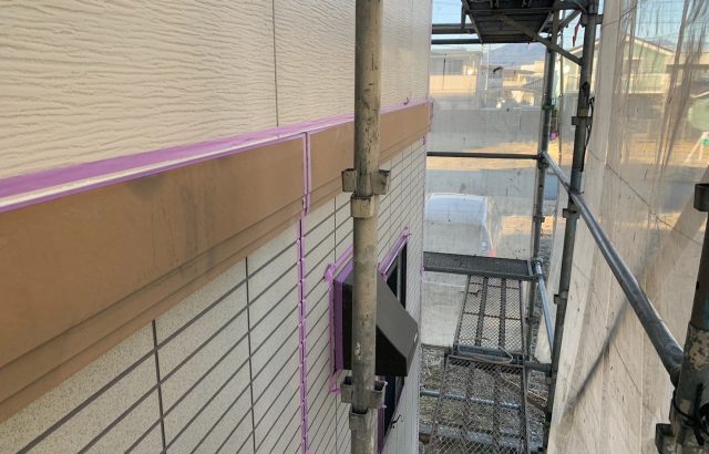 山梨県中央市　屋根・外壁塗装工事　下地処理　外壁目地と取り合い部、接合部のコーキング工事