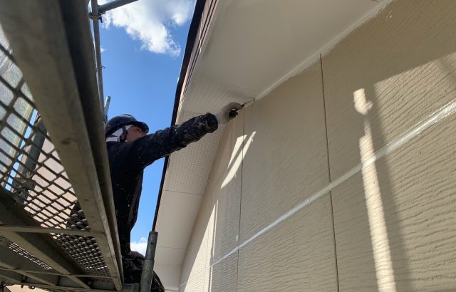 山梨県中央市　屋根・外壁塗装工事　下地処理　屋外フードと軒天井の取り合い部コーキング工事