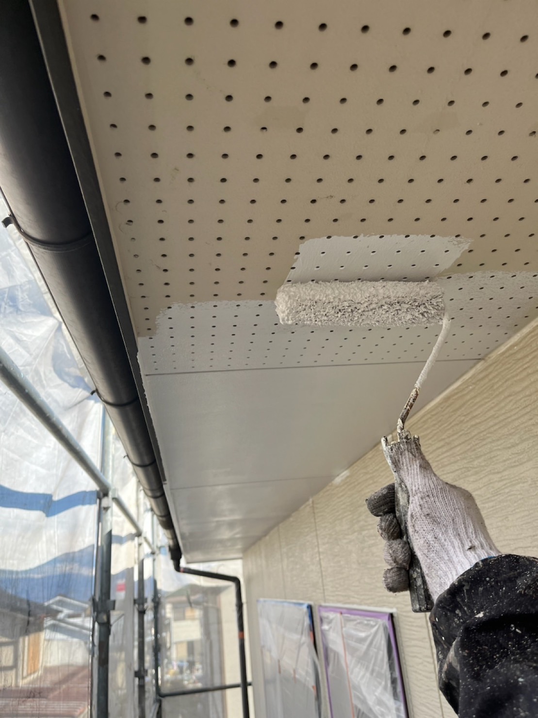 山梨県中央市　屋根・外壁塗装工事　付帯部　軒天井の塗装