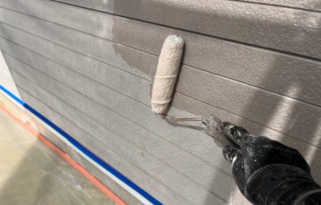 山梨県甲斐市　屋根塗装・外壁塗装工事　外壁の下塗り　シーラー塗布