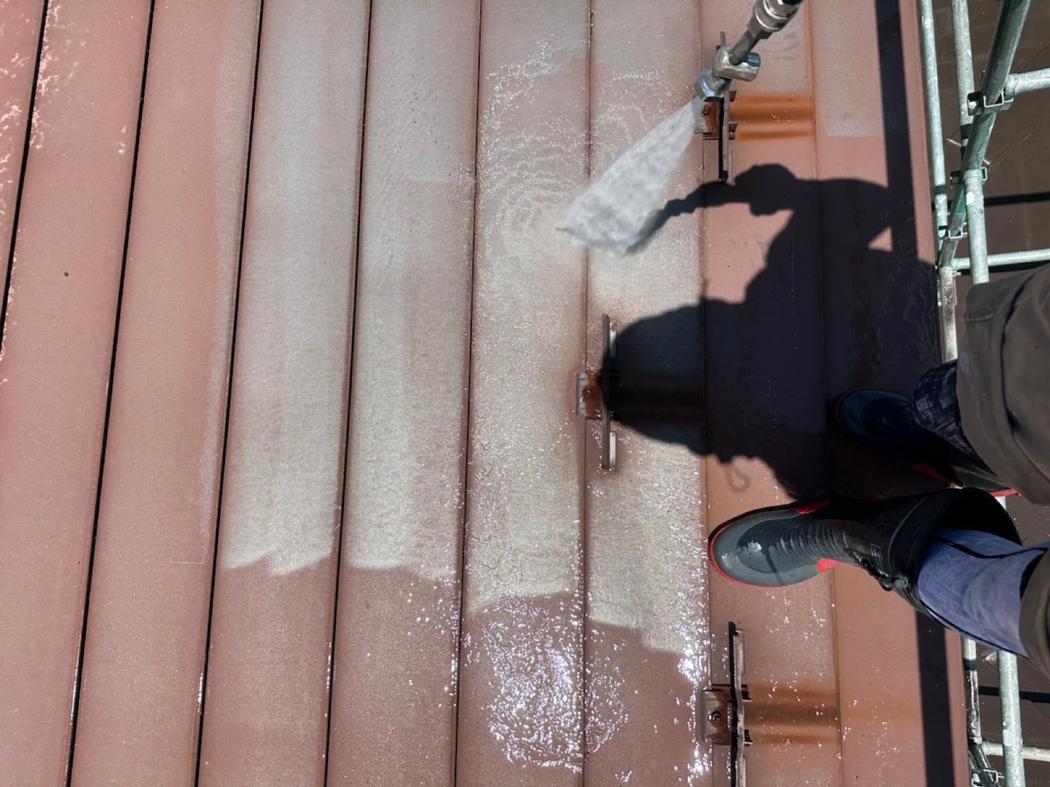 山梨県南都留郡富士河口湖町　屋根塗装・外壁塗装工事　下地処理　高圧洗浄とコーキング工事