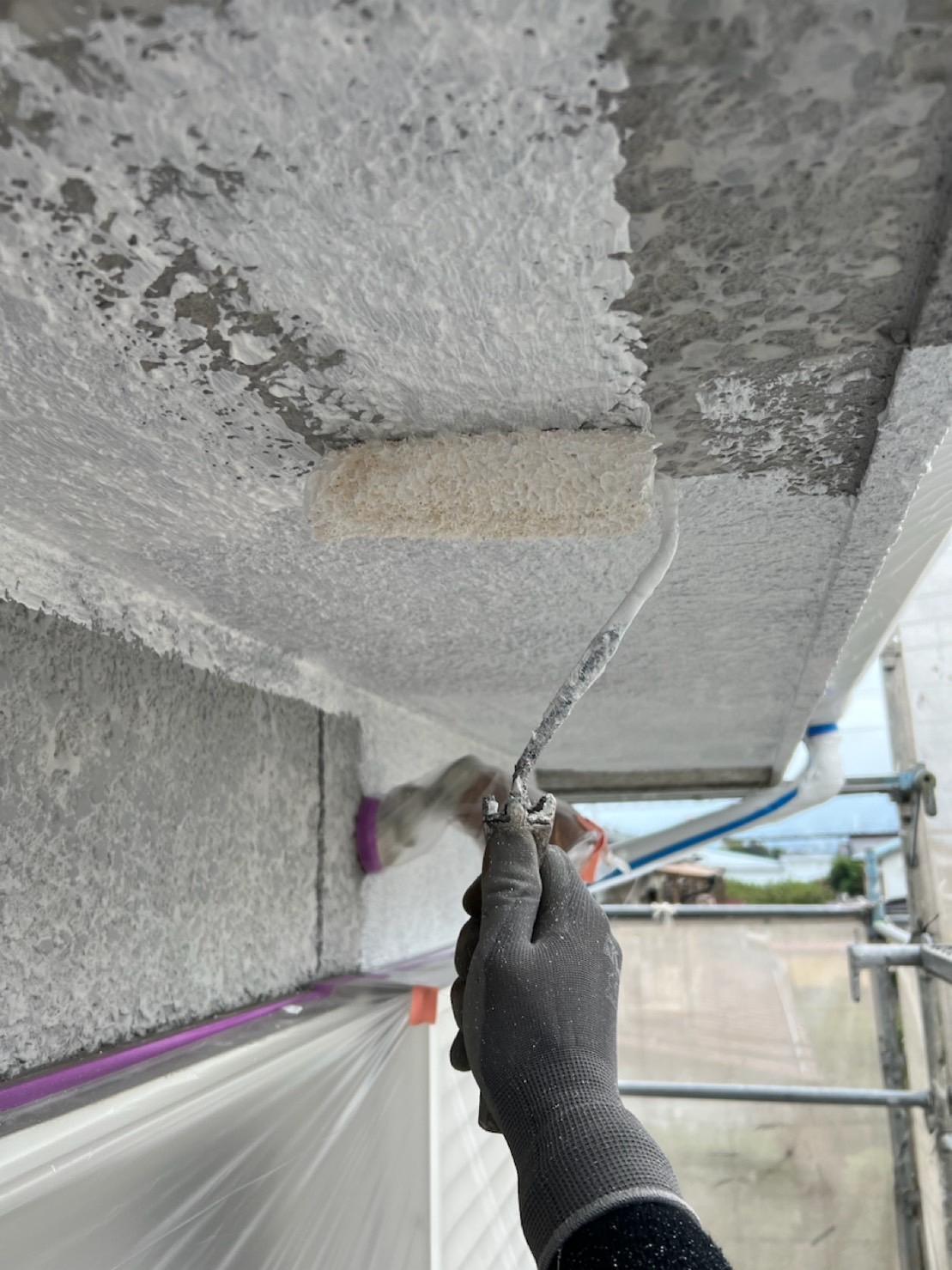 山梨県笛吹市　外壁塗装・屋根塗装・ベランダ防水工事　外壁と軒天井の下塗り