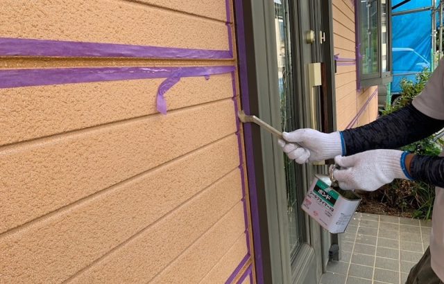 山梨県笛吹市　外壁塗装工事　下地処理　開口部のシーリング増し打ち工事