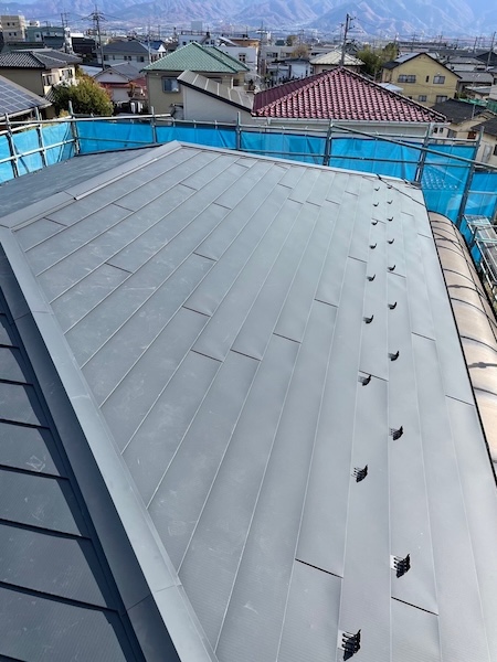 山梨県甲府市　外壁塗装・屋根カバー工法工事　屋根と外壁の工事はセットがお得です！