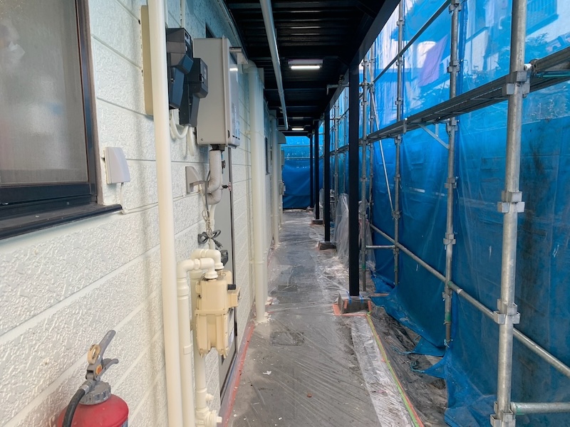 山梨県甲府市　アパート　外壁塗装工事　足場の組み立て設置