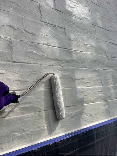 外壁塗装の下塗り エポパワーシーラー塗布｜山梨県甲府市