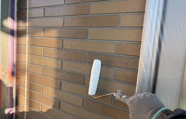 山梨県笛吹市｜外壁の1回目の塗装 下塗り工程