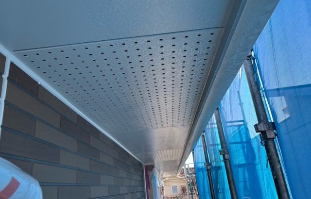 外壁取り合いのシーリング処理と軒天井の上塗りを行いました！｜山梨県笛吹市