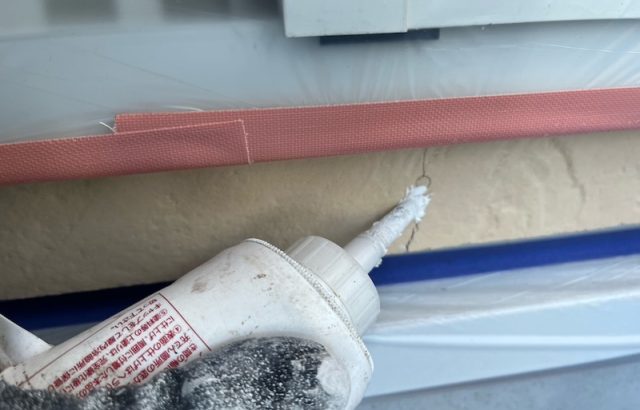 山梨県甲府市｜サイディングのクラック補修と土台水切りを塗装しました！