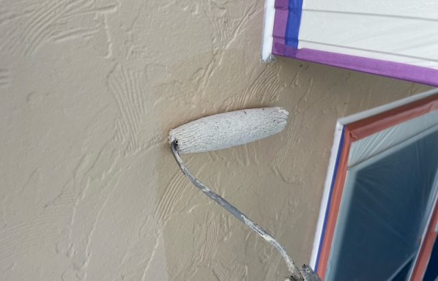 塗装の密着性を高めるためにシーラーで下塗りしました｜山梨県甲府市