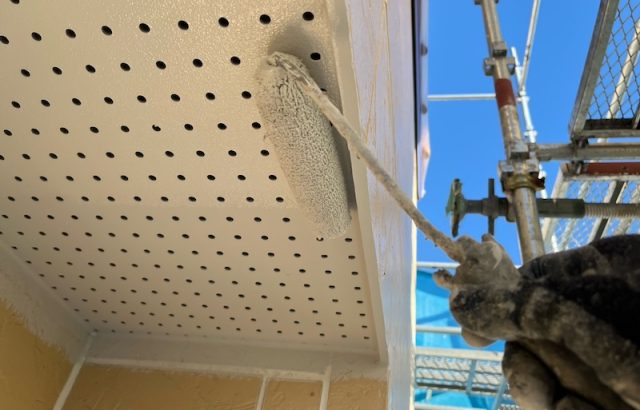 軒天井は外壁取り合いをシール処理・上塗りは湿気を通す塗料で塗装｜山梨県甲府市